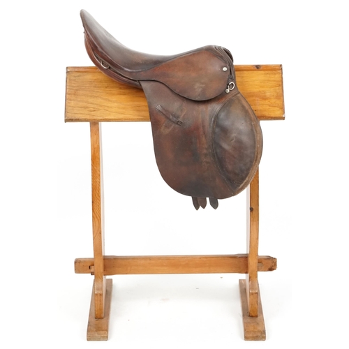 1151 - A brown leather 16.5 inch saddle.