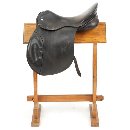 1152 - A brown leather 16.5 inch saddle.