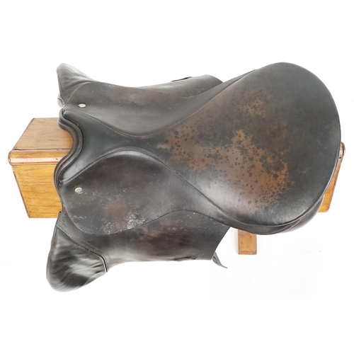 1152 - A brown leather 16.5 inch saddle.