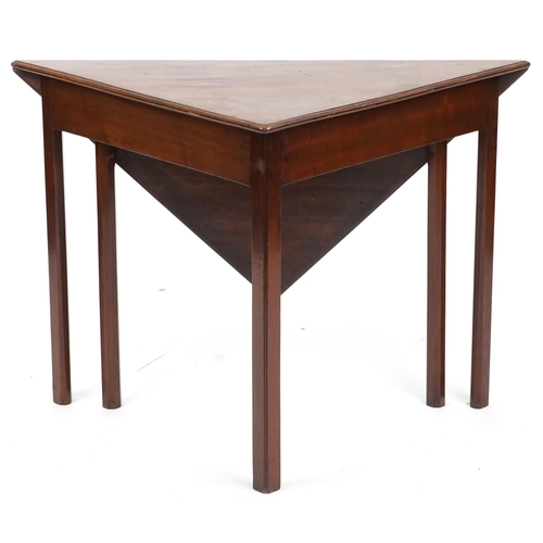 1004 - A late George III mahogany drop flap tea table raised on moulded legs, 71cm H x 100cm W x 100cm D.