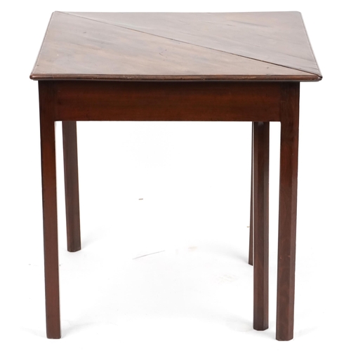 1004 - A late George III mahogany drop flap tea table raised on moulded legs, 71cm H x 100cm W x 100cm D.