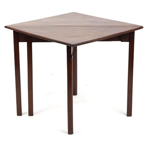 1004 - A late George III mahogany drop flap tea table raised on moulded legs, 71cm H x 100cm W x 100cm D.