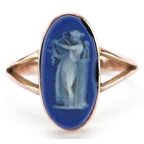 360 - A George V 9ct rose gold Wedgwood Jasperware ring depicting a female archer, size L, 2.9g.