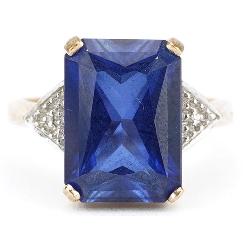 64 - An Art Deco style rectangular cut sapphire ring with diamond set shoulders, the sapphire approximate... 