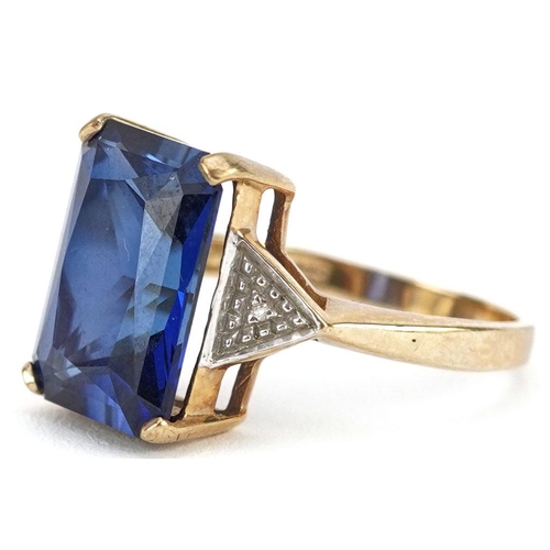 64 - An Art Deco style rectangular cut sapphire ring with diamond set shoulders, the sapphire approximate... 