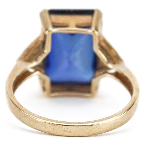 64 - An Art Deco style rectangular cut sapphire ring with diamond set shoulders, the sapphire approximate... 