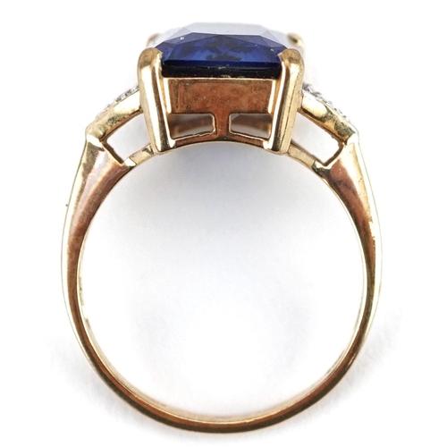 64 - An Art Deco style rectangular cut sapphire ring with diamond set shoulders, the sapphire approximate... 