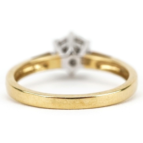  An 18ct gold diamond cluster ring, total diamond weight approximately 0.25 carat, size P, 3.4g.