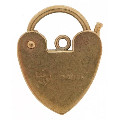 153 - A 9ct gold love heart padlock clasp, 1.6cm high, 1.3g.