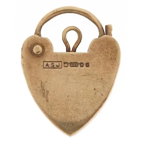 216 - A 9ct gold love heart padlock clasp with engraved decoration, 2cm high, 1.9g.