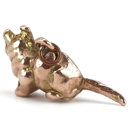 400 - A 9ct gold charm in the form of a cat, 2.3cm in length, 4.3g.