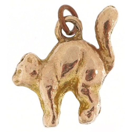 444 - A 9ct gold charm in the form of a scared cat, 1.4cm high, 2.7g.