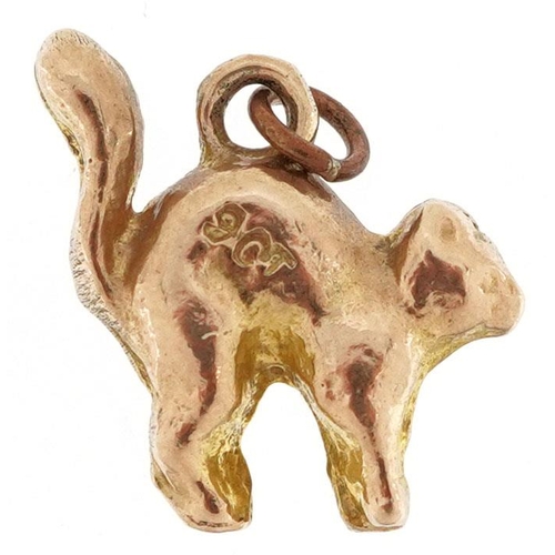 444 - A 9ct gold charm in the form of a scared cat, 1.4cm high, 2.7g.