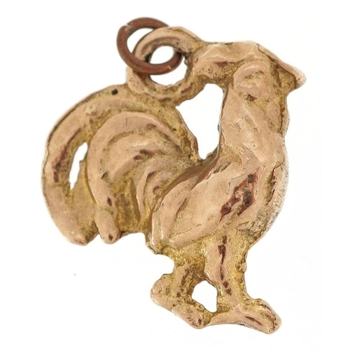 436 - A 9ct gold charm in the form of a rooster, 1.7cm high, 3.0g.