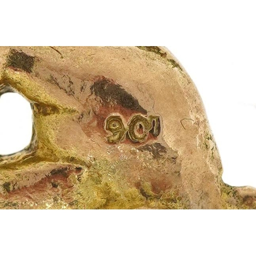 201 - A 9ct gold charm in the form of an elephant, 1.6cm high, 4.9g.