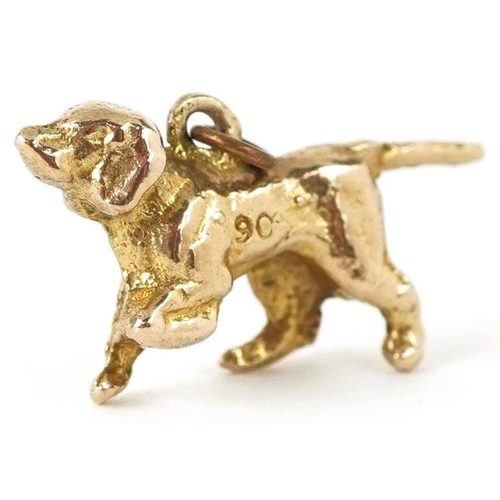 433 - A 9ct gold charm in the form of a Pointer dog, 2.3cm in length, 3.4g.