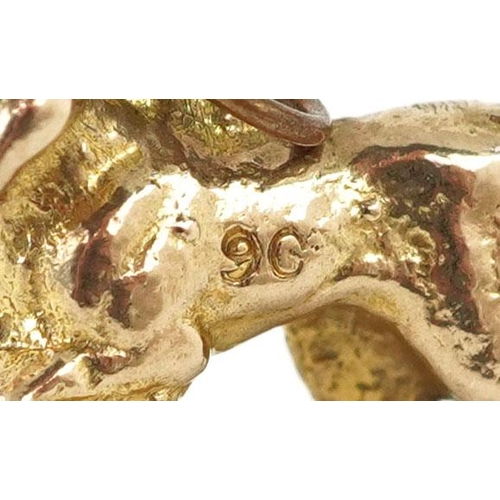 433 - A 9ct gold charm in the form of a Pointer dog, 2.3cm in length, 3.4g.