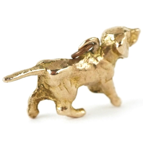 433 - A 9ct gold charm in the form of a Pointer dog, 2.3cm in length, 3.4g.