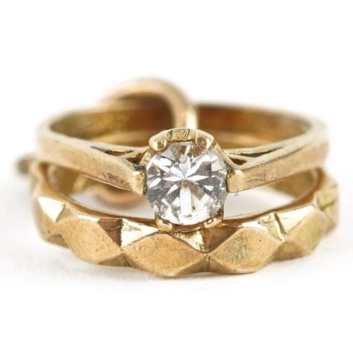 600 - A 9ct gold charm in the form of an engagement ring and wedding ring, 1.6cm high, 1.6g.