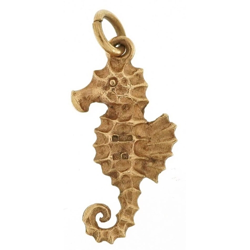 300 - A 9ct gold charm in the form of a seahorse, 2.1cm high, 1.2g.