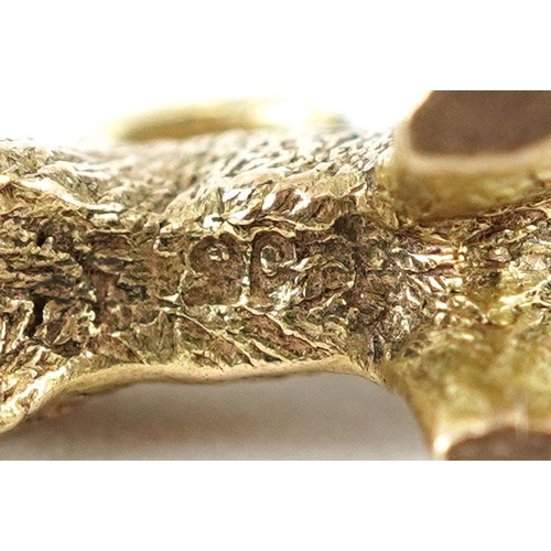 305 - A 9ct gold charm in the form of a Spaniel, 1.7cm in length, 2.8g.