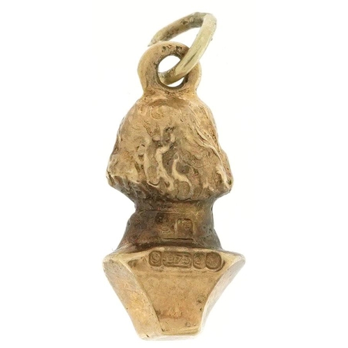 574 - A 9ct gold charm in the form of a bust of Shakespeare, 1.6cm high, 2.3g.