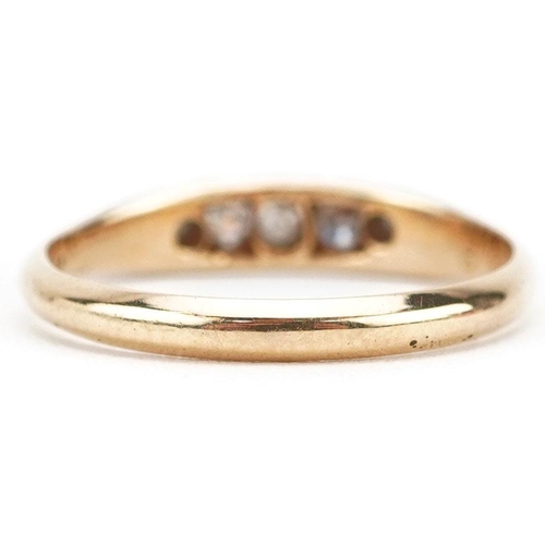 301 - An 18ct gold graduated diamond five stone ring with ornate setting, size K/L, 2.2g.