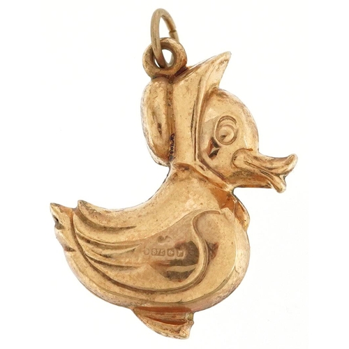 353 - A 9ct gold charm in the form of a comical duck wearing a hat, 2.3cm high, 1.3g