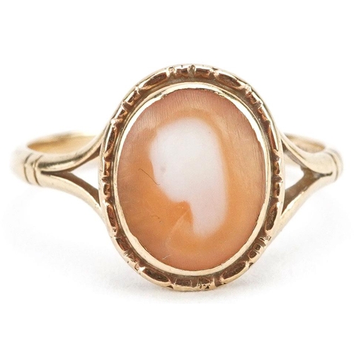 320 - A 9ct gold carved cameo shell ring, size N, 2.0g.