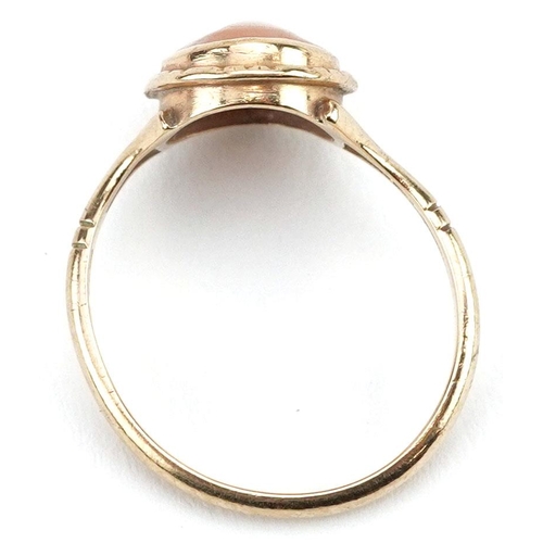 320 - A 9ct gold carved cameo shell ring, size N, 2.0g.