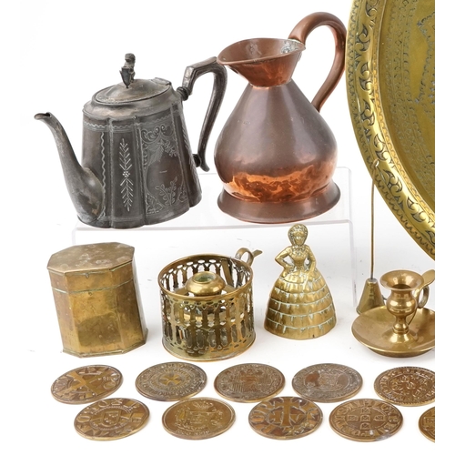 1370 - A mixed group of 20th century brass and copperware to include two pairs of candlesticks, chamberstic... 