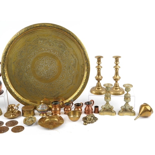 1370 - A mixed group of 20th century brass and copperware to include two pairs of candlesticks, chamberstic... 