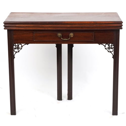 1003 - A George III mahogany fold-over tea/card table fitted with a single frieze drawer, raised on moulded... 