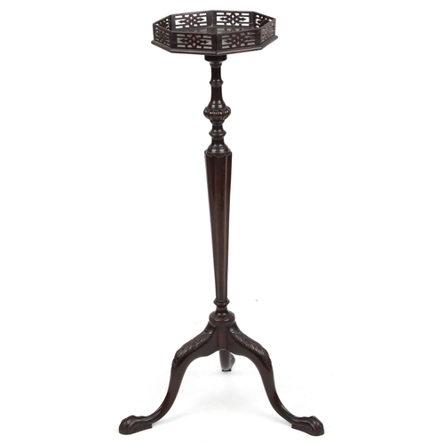 1149 - A 19th century mahogany jardinière stand with pierced fretwork top raised on carved cabriole legs, 1... 