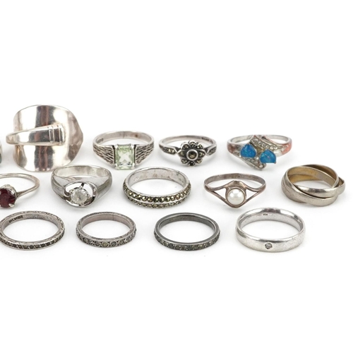 610 - Twenty silver and white metal rings, some set with semi precious stones, various sizes, total weight... 