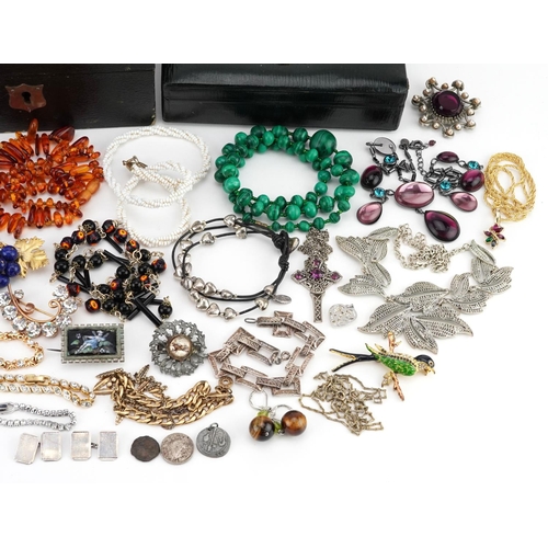 630 - Antique and later jewellery, some silver, including jewelled and enamelled brooches, vintage clip on... 