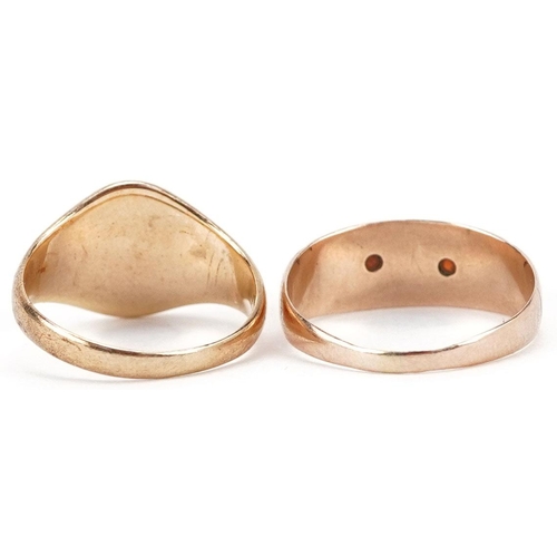 592 - Two 9ct gold rings including a signet ring, sizes I and K, total 4.5g.