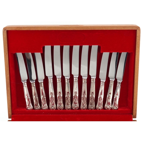 713 - A teak six place canteen of Viners Sheffield silver plated cutlery, the canteen 39cm wide.