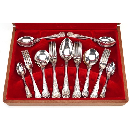 713 - A teak six place canteen of Viners Sheffield silver plated cutlery, the canteen 39cm wide.