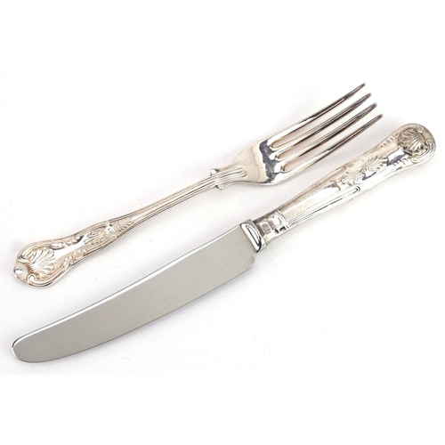 713 - A teak six place canteen of Viners Sheffield silver plated cutlery, the canteen 39cm wide.