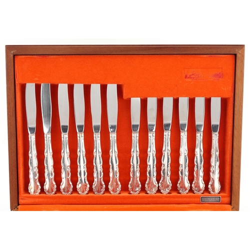 708 - A six place canteen of Oneido silver plated cutlery, the canteen 40cm wide.