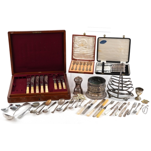 1371 - A small collection of plated items including a toast rack, a wine coaster and various cased cutlery.