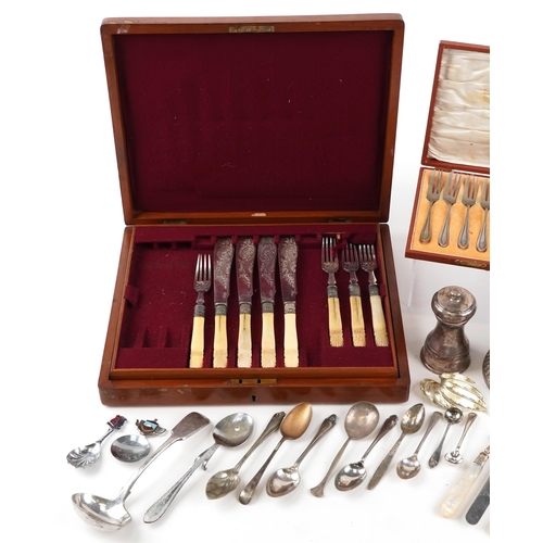 1371 - A small collection of plated items including a toast rack, a wine coaster and various cased cutlery.