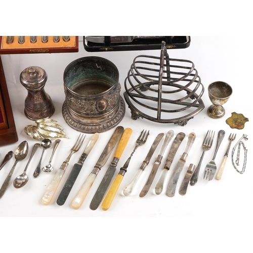 1371 - A small collection of plated items including a toast rack, a wine coaster and various cased cutlery.