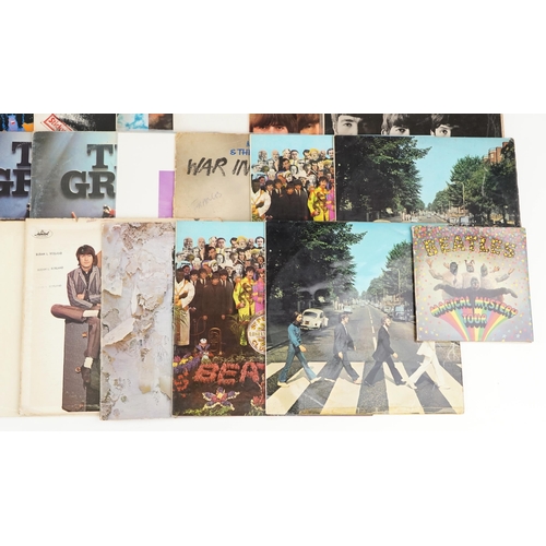 470 - A collection of Vinyl LP records including The Beatles Sgt. Pepper's Lonely Hearts Club Band, White ... 