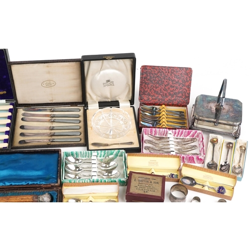 1269 - Victorian and later silver plate including a toast rack, napkin rings, teaspoons and fish servers wi... 