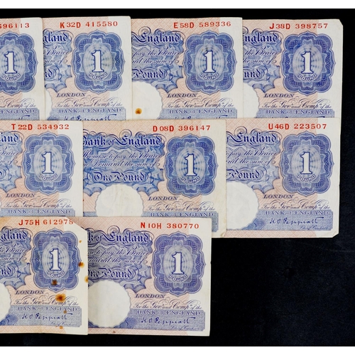 1509 - Eleven Bank of England 1940s Peppiatt one pound notes.