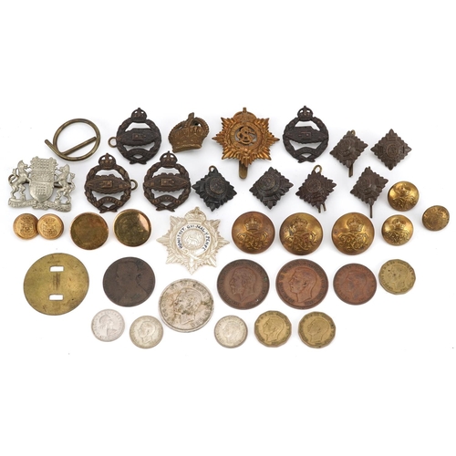 705 - A small collection of military buttons and badges.