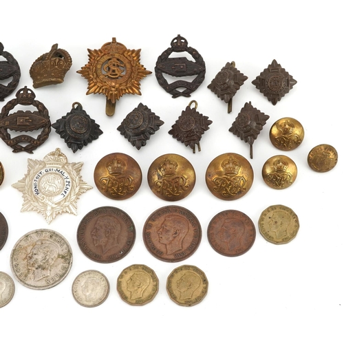 705 - A small collection of military buttons and badges.