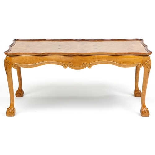 1075 - A late 20th century Queen Anne style walnut coffee table raised on carved cabriole legs, 46cm H x 10... 